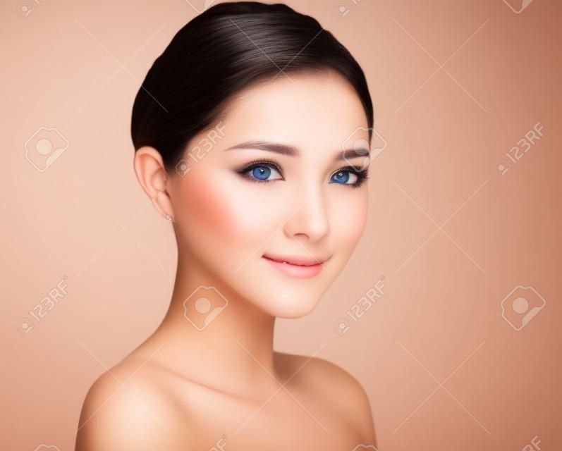 Closeup jeune femme belle visage isolé sur blanc