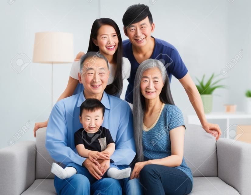 Портрет азиатской семьи трех поколений