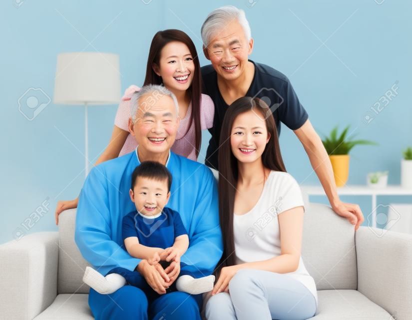 Retrato da família asiática de três gerações