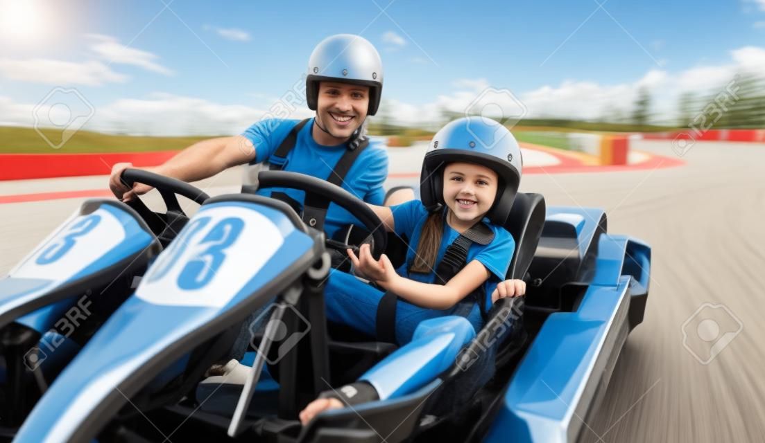 vader en dochter rijden ga kart op de baan