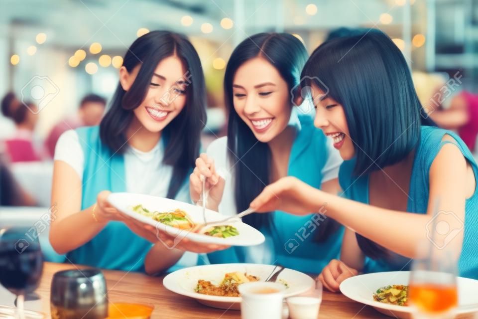 Gruppe glücklicher Freunde beim Abendessen im Restaurant dinner