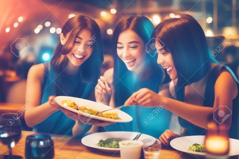 Gruppe glücklicher Freunde beim Abendessen im Restaurant dinner