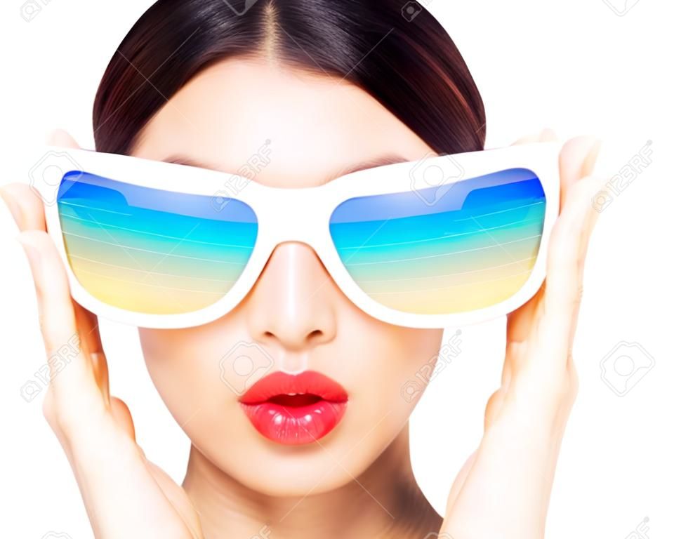 Closeup joven belleza en gafas de sol con reflejo de playa