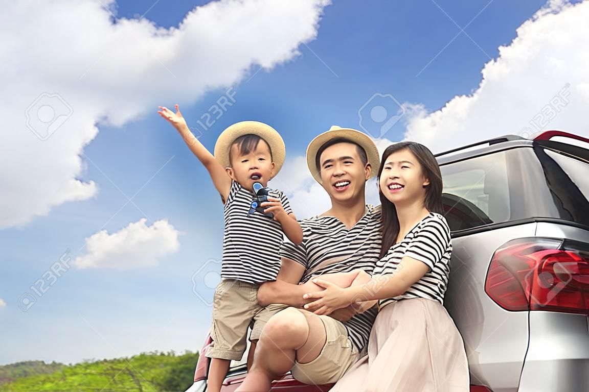Família feliz na viagem de carro e desfrutar de férias de verão