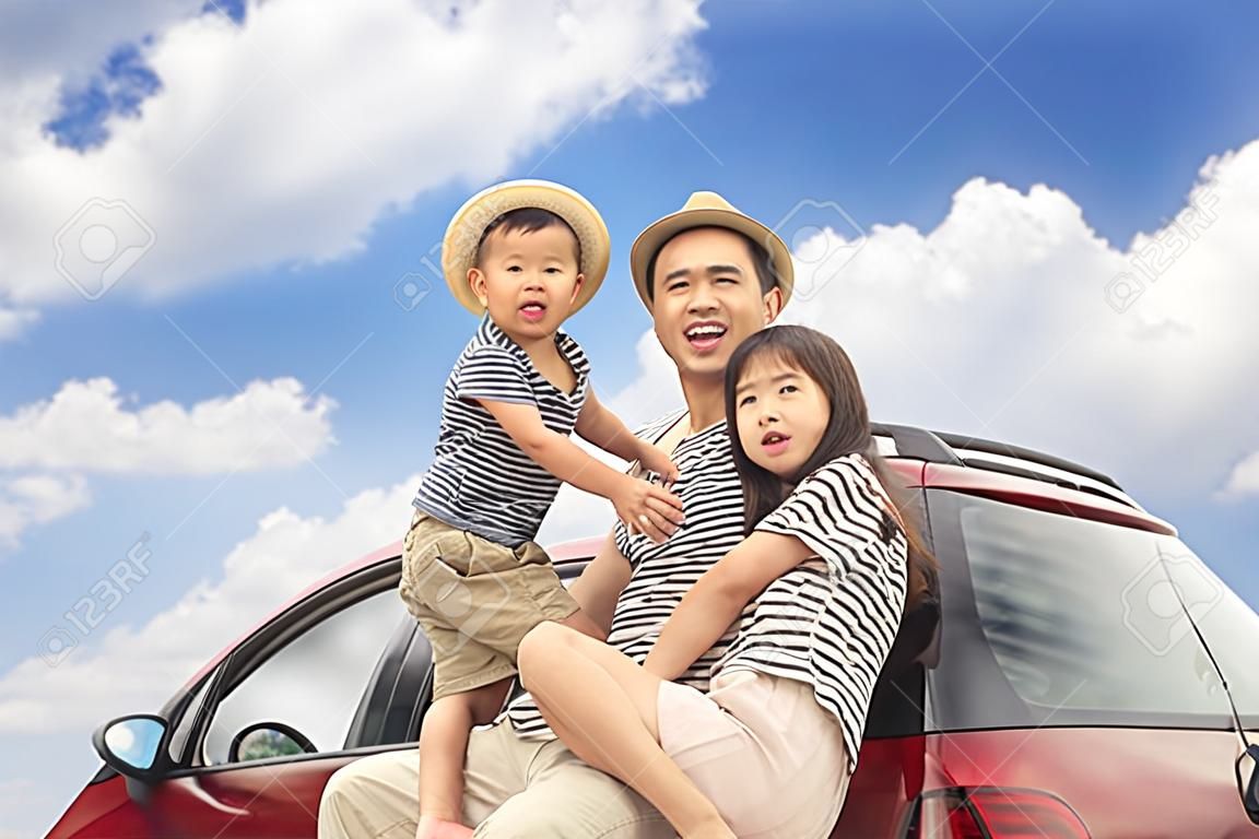 Família feliz na viagem de carro e desfrutar de férias de verão