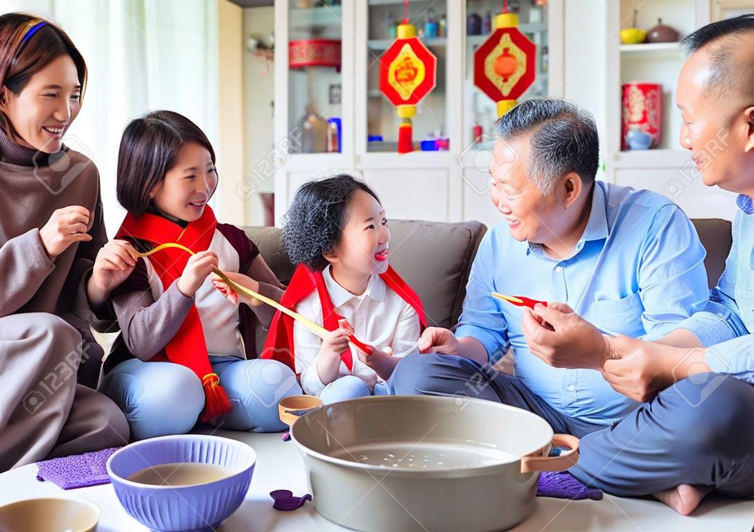 집에서 중국의 새해를 축하하는 행복한 아시아 가족