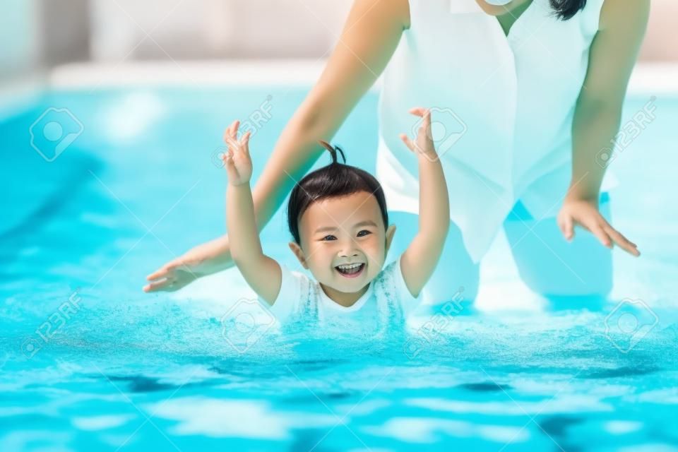Szczęśliwa azjatycka matka i córka lubią pływać w basenie, styl życia, rodzicielstwo, koncepcja rodziny.