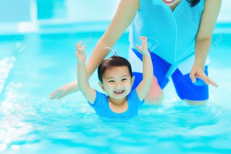 Szczęśliwa azjatycka matka i córka lubią pływać w basenie, styl życia, rodzicielstwo, koncepcja rodziny.