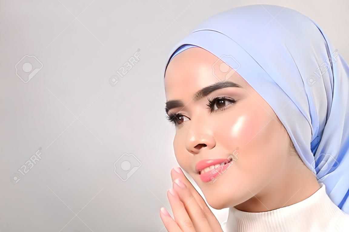Zbliżenie młodej pięknej muzułmańskiej kobiety z hidżabem na białym tle studio, muzułmańska koncepcja pielęgnacji skóry.