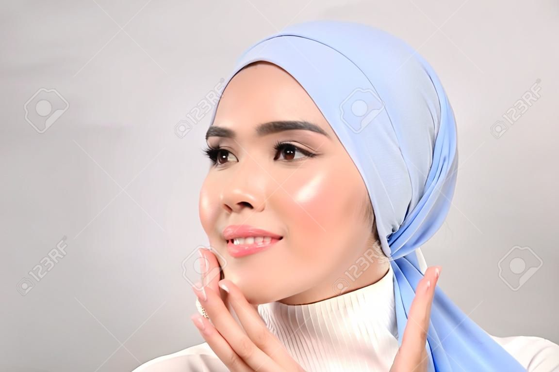 Zbliżenie młodej pięknej muzułmańskiej kobiety z hidżabem na białym tle studio, muzułmańska koncepcja pielęgnacji skóry.