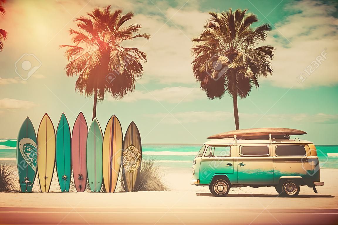 Pastell-Surfbretter am tropischen Strand. Retro-Ton-Farbstil. Reise-Urlaub-Konzept. generative KI.