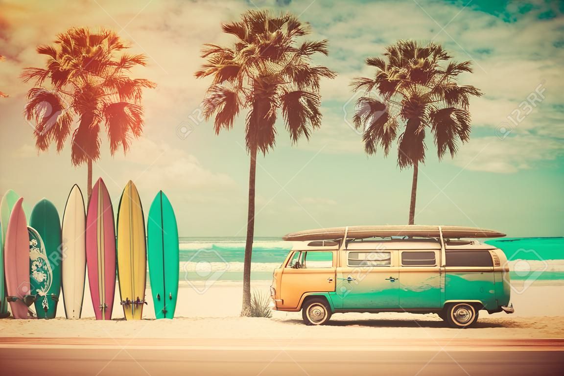 Pastell-Surfbretter am tropischen Strand. Retro-Ton-Farbstil. Reise-Urlaub-Konzept. generative KI.
