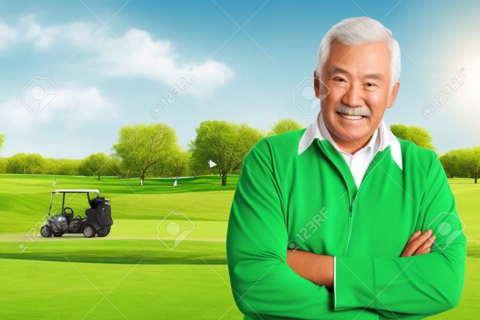 Älterer Golfspieler Mann Porträt in grün natürlich im Freien mit Warenkorb Hintergrund