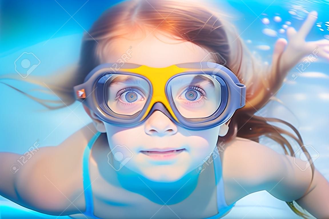 고글과 재미있는 제스처와 아이들 소녀 수영