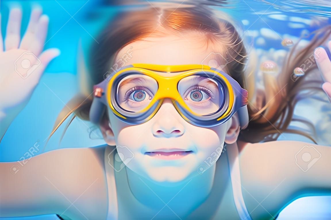 Kinder Mädchen Schwimmen unter Wasser mit Schutzbrillen und lustige Geste