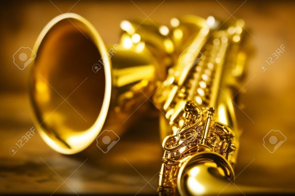 Tenor Sax goldenen Saxophon Makro mit selektiven Fokus auf schwarzem