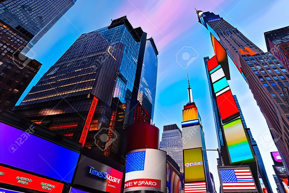Таймс-сквер в Манхэттене в Нью-Йорке все объявления удаляются США