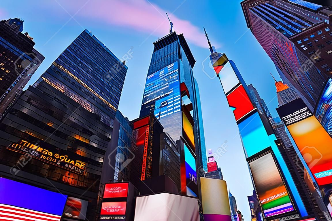 Таймс-сквер в Манхэттене в Нью-Йорке все объявления удаляются США