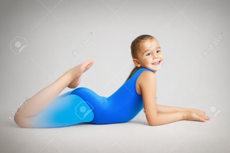 Kid Mädchen rhythmische Gymnastik Übungen auf weißem