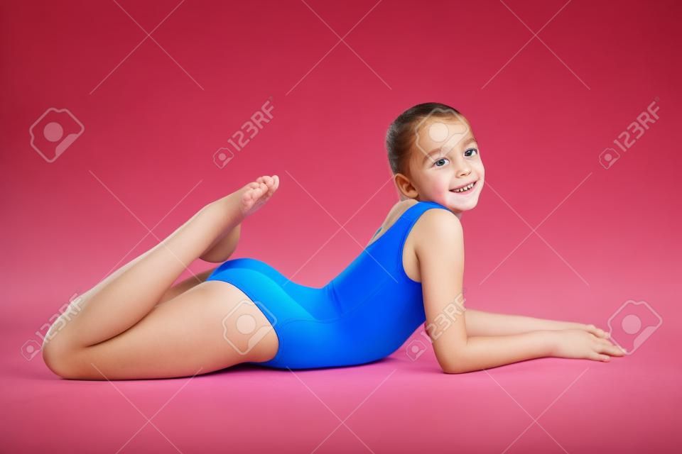 Kid Mädchen rhythmische Gymnastik Übungen auf weißem