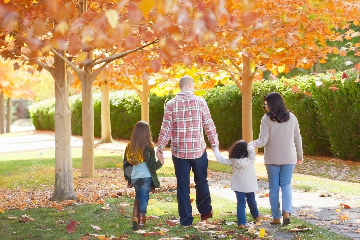 Familie zu Fuß in ein Herbst-Park mit Herbstlaub gefallen