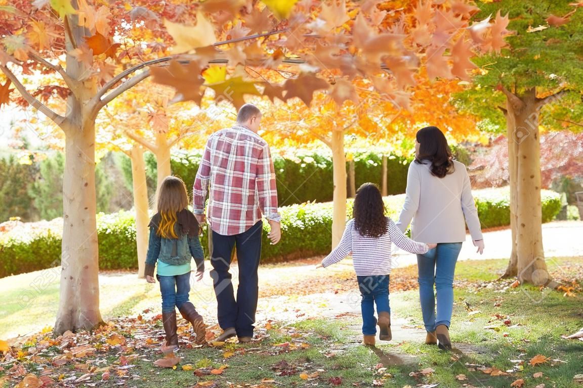 Familie zu Fuß in ein Herbst-Park mit Herbstlaub gefallen