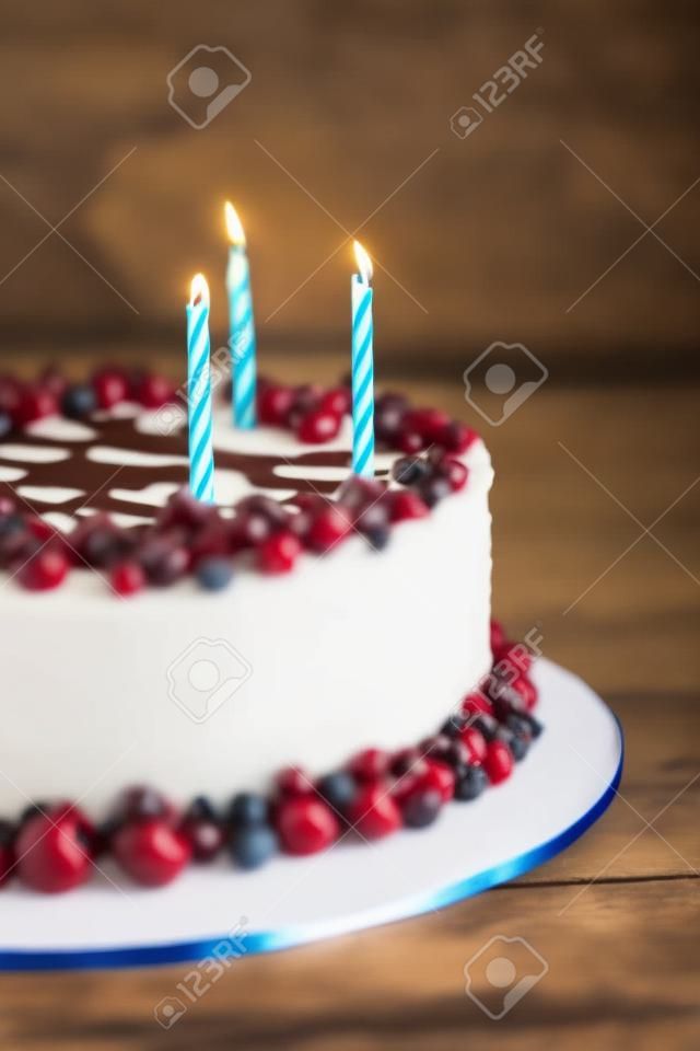 Happy Birthday cake op tafel