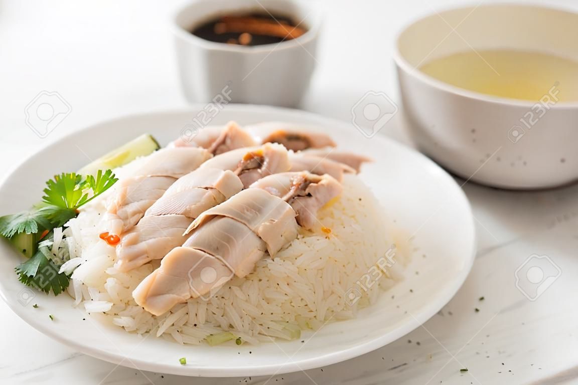 Riz au poulet de Hainan ou riz au poulet cuit à la vapeur - Style de cuisine asiatique
