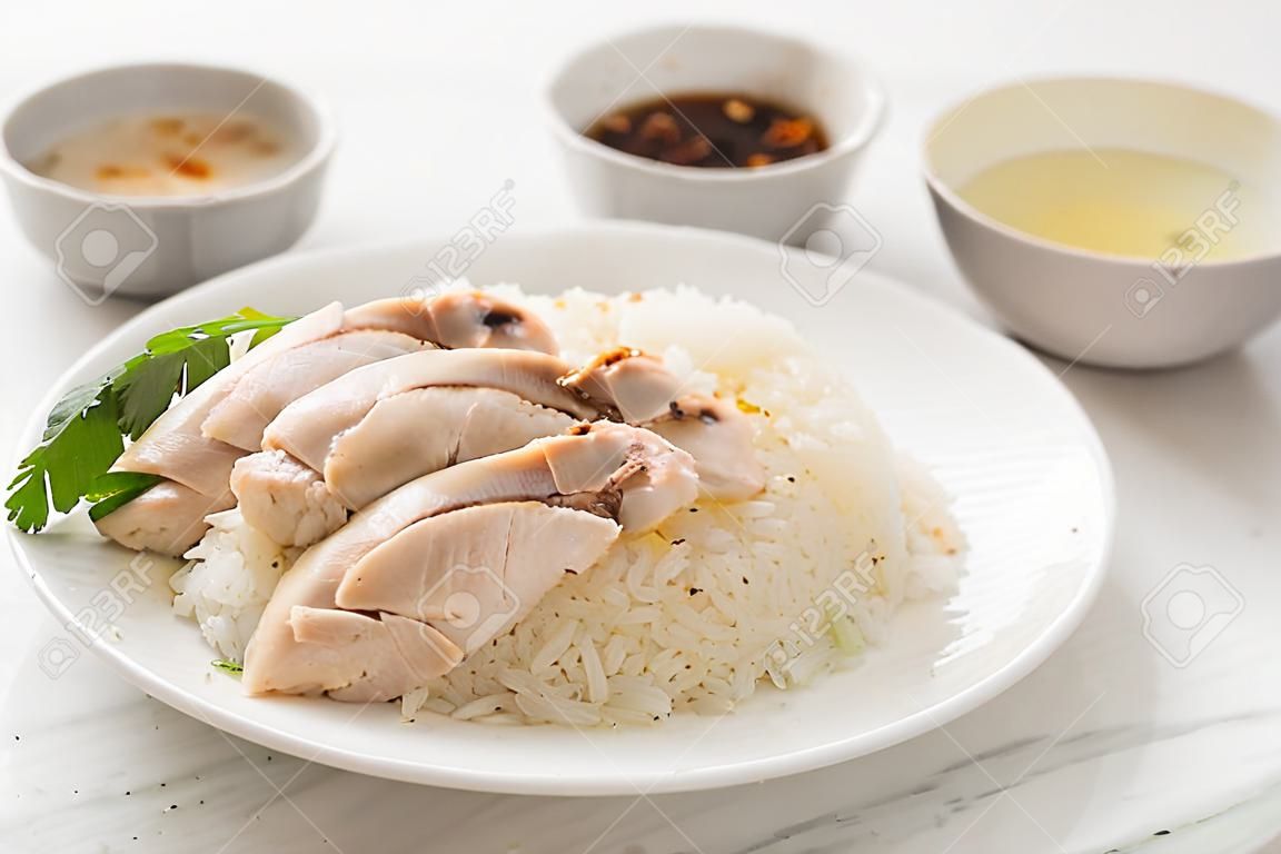 Riz au poulet de Hainan ou riz au poulet cuit à la vapeur - Style de cuisine asiatique