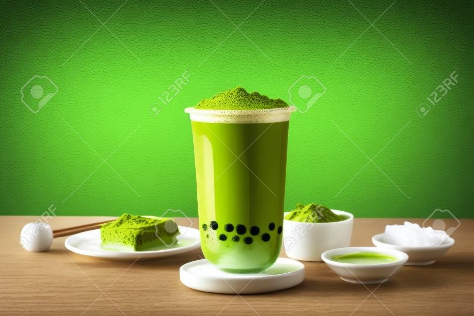 matcha zielona herbata latte z bąbelkami i bąbelkami miodowymi