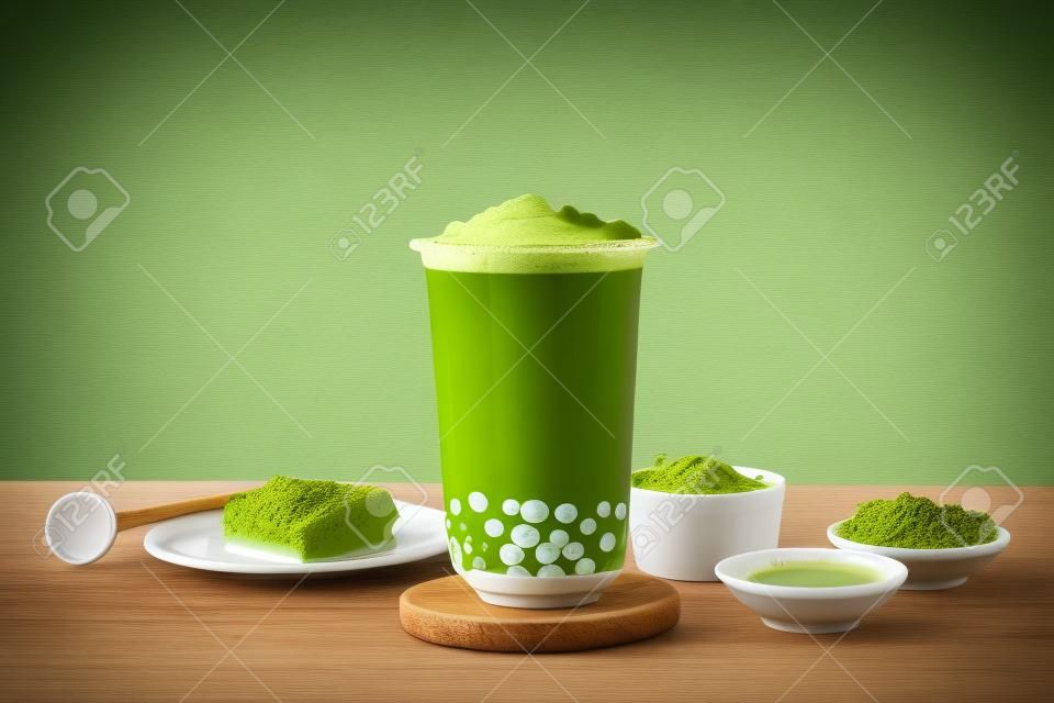 matcha zielona herbata latte z bąbelkami i bąbelkami miodowymi