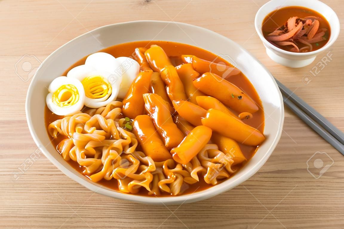 Rabokki (ramen o fideos instantáneos coreanos y tteokbokki) en salsa coreana  picante - estilo de comida coreana