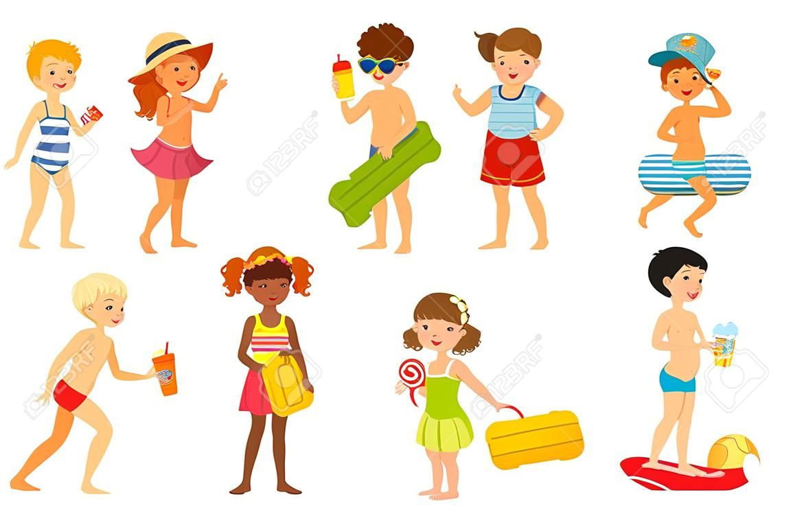 Kinderen die op het strand genieten van de zomerzon. Sommige van hen zijn gaan zwemmen, een is het verspreiden van zonnecrème, en anderen dragen praalwagens.
