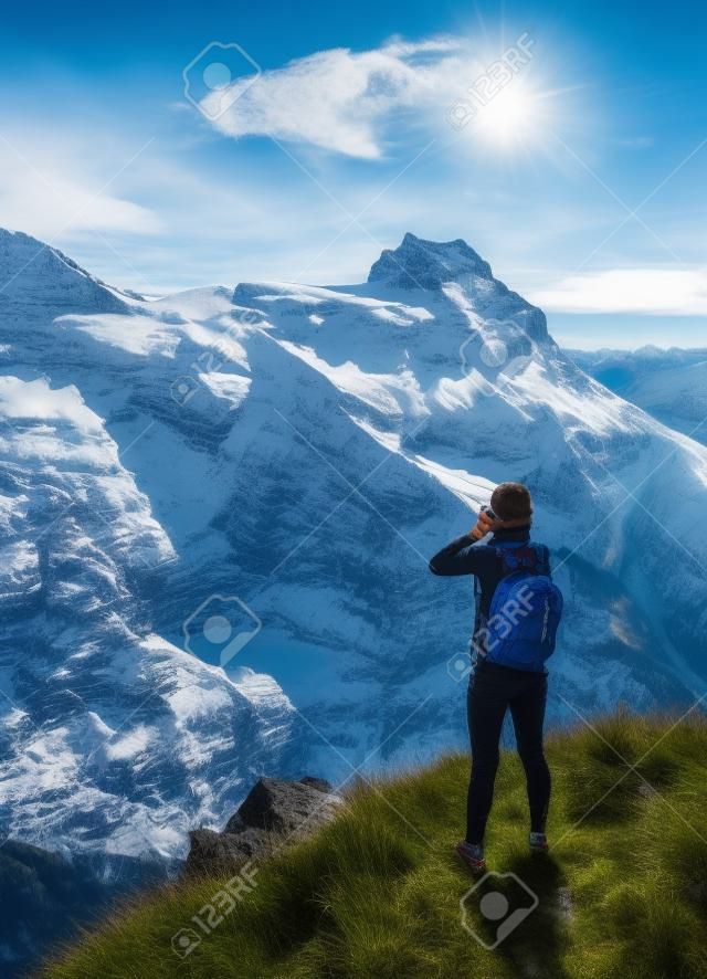 Viajante grita contra o pano de fundo dos picos das montanhas, o resort Engelberg, Suíça