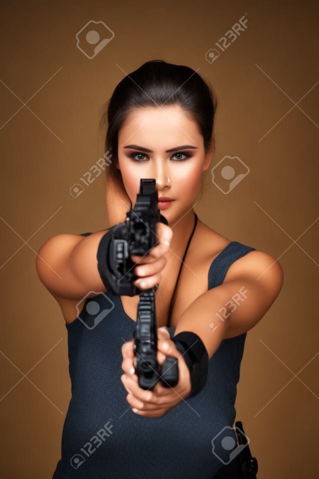 femme modèle avec des armes