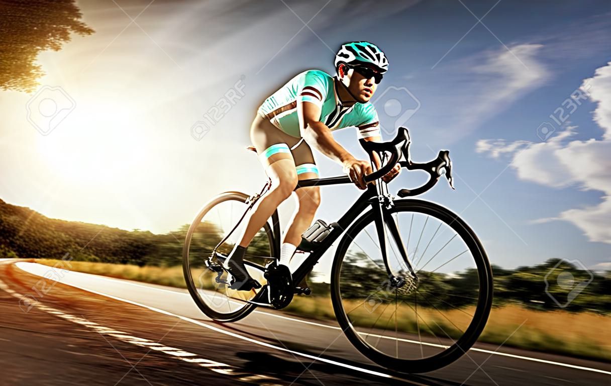 Los hombres asiáticos son el ciclismo bicicleta de carretera en la mañana