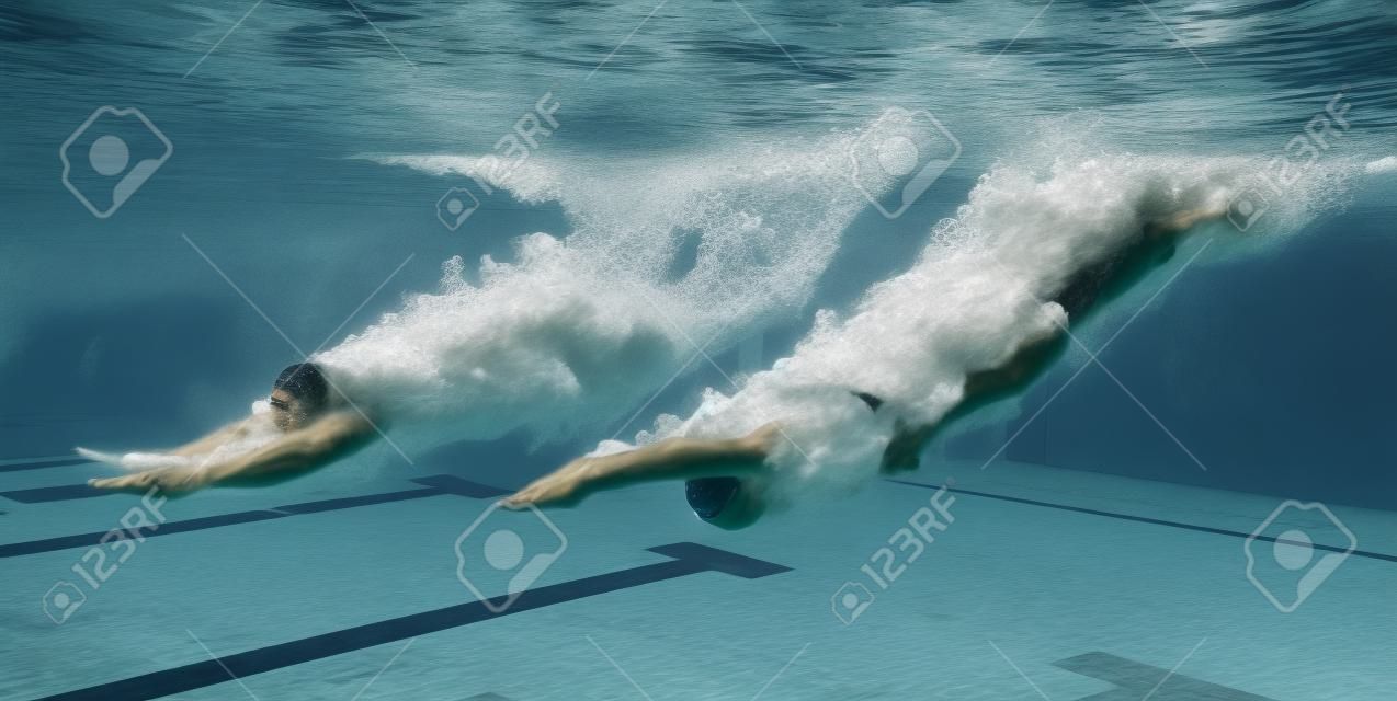 Yüzücü Platform atlamadan atla Bir yüzme havuzu.Geçer sualtı fotoğrafı