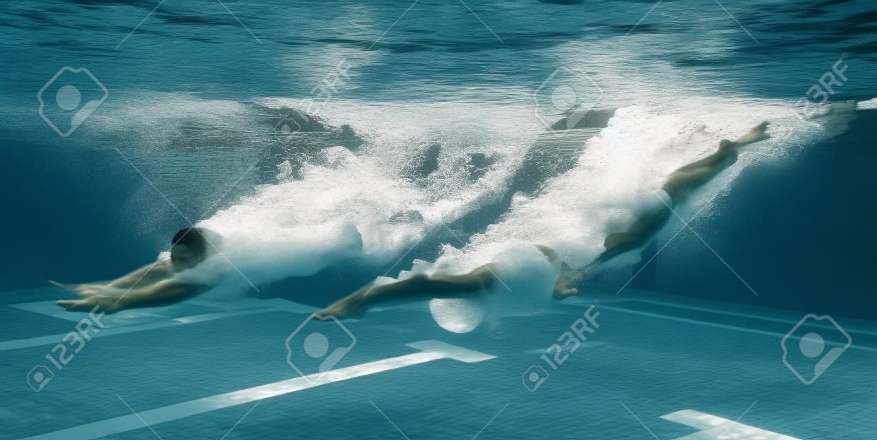 Yüzücü Platform atlamadan atla Bir yüzme havuzu.Geçer sualtı fotoğrafı