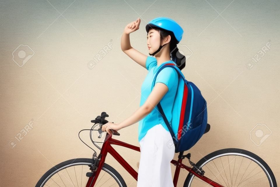Mooie Aziatische vrouw Ze fietst in de zon.