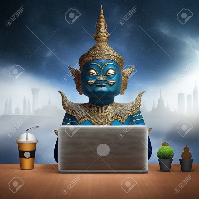 Strażnik giganta z Tajlandii pracujący na swoim laptopie