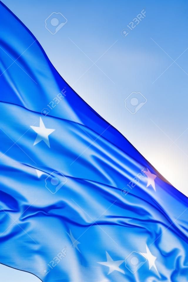 Europese vlag in de wind met een prachtige blauwe lucht op de achtergrond. Plaats tekst