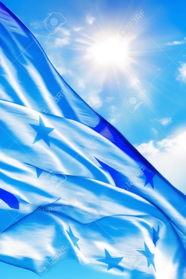 Europese vlag in de wind met een prachtige blauwe lucht op de achtergrond. Plaats tekst