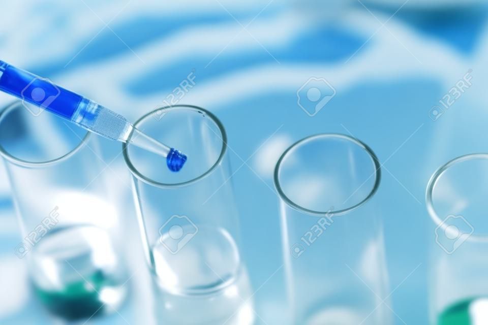 Laborforschung, Flüssigkeit in Reagenzglas fallen lassen