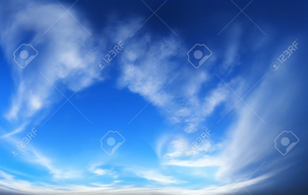 Belle nuvole del cielo blu per lo sfondo. Panorama del cielo.