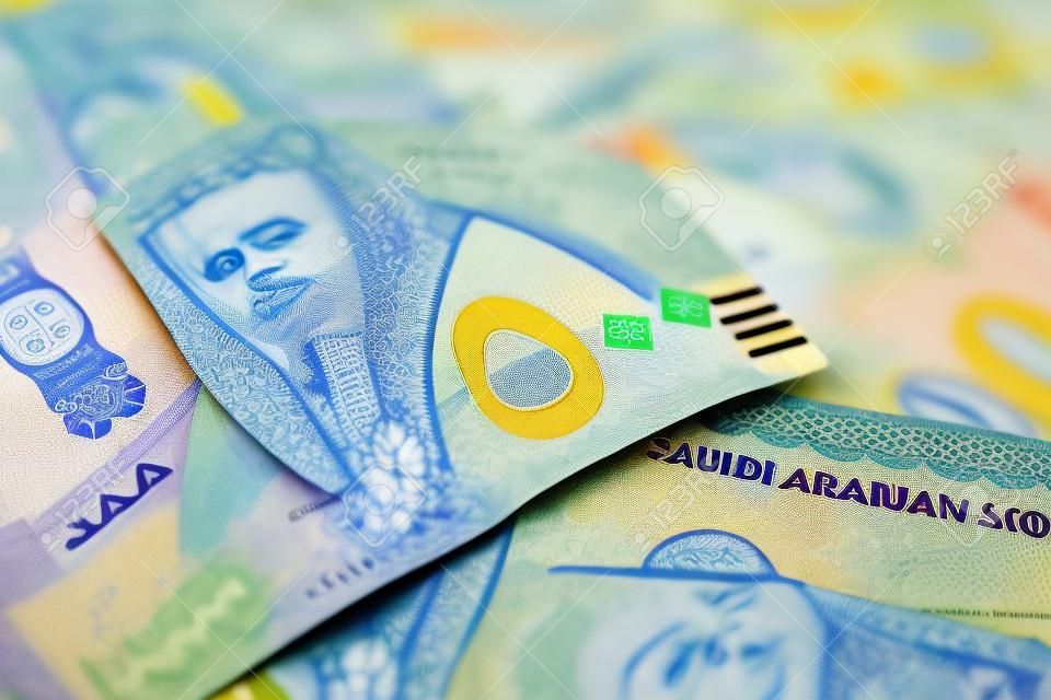 Nahaufnahme der neuen Noten des saudi-arabischen Riyal