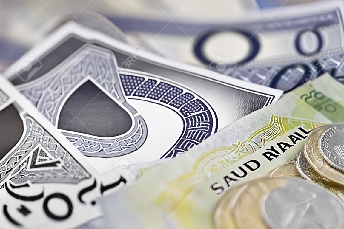 Nahaufnahme der neuen Noten des saudi-arabischen Riyal