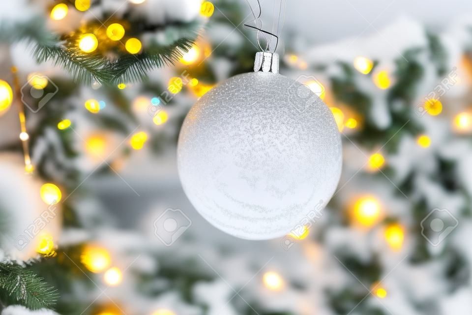 Kerstboom decoraties bedekt sneeuw, outdoor xmas boom met decoratieve gele bollen