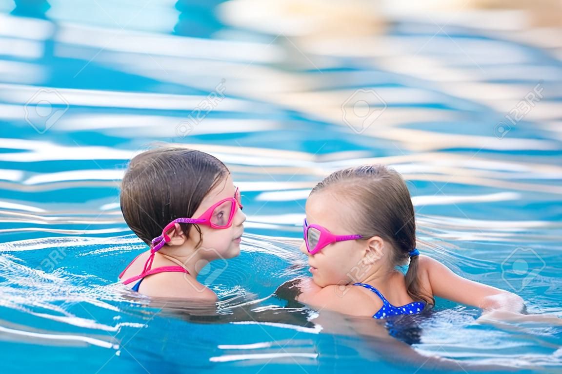 Enfant En Lunettes De Soleil Dans La Piscine Photo stock - Image du été,  paradis: 276166696