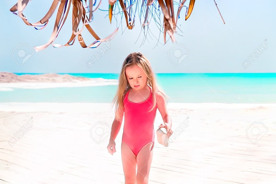 Portret uroczej dziewczynki na plaży podczas letnich wakacji