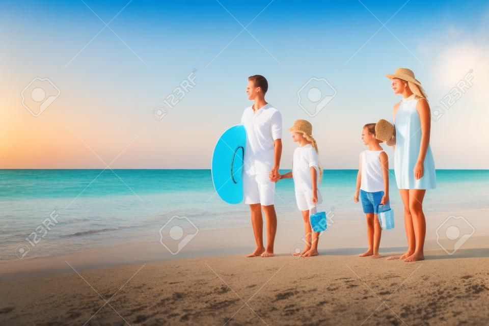 Famiglia di quattro persone su una spiaggia tropicale